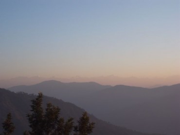 遠くに見えるヒマラヤの景色