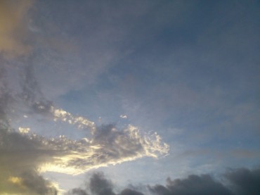 ９/３早朝、ほんの数分の朝の空色だとか・・・（Photo by Satoko Yaegashi)