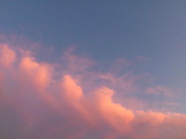 今日を想ってか、明日を想ってか…<br />
沸き立つ夕陽を浴びた雲が凛としている。（Photo by Satoko Yaegashi)