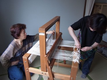 ヨーガ会員の柳沢さんは、東京でも織りに大変尽力くださっています。頼りの方です。