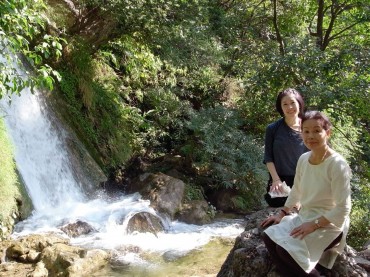 一昨年リシケシュを訪れた時のあき子さんとの写真です。滝を見に山登りでした。