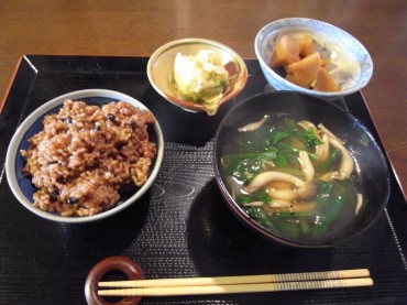 ニットカフェ悠遊でいただける酵素玄米ごはん。500円。菜食おかずの充実した1000円もあります。