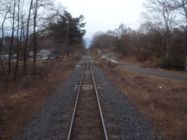 どこまで行っても交わらないまっすぐな線路を見つめた。気持ちがよい。