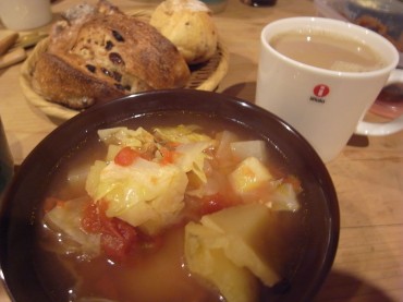 キャベツ、人参、大根さんに白いんげん豆くん、冬の太陽さんに1日干したドライトマトのスープ。ベースは昆布だしでっす。