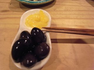 これは、毎日の5粒。黒豆ちゃんです。今日は柚子煮を添えています。綺麗ですね。