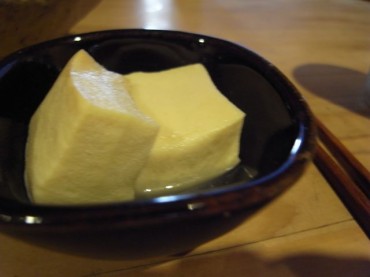 高野豆腐は我が家では…いえ、私だけかな？…「天才豆腐」と呼んでいます。我ながら（恥っ）天才的に上手な炊き方だと思うのと、食べると頭に効くような気がしているからです。