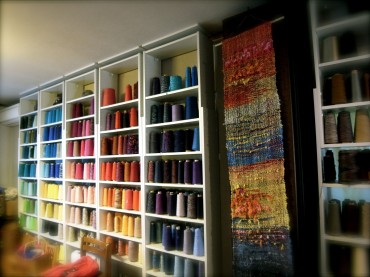 手織り＆酵素玄米カフェ『悠遊』の作業部屋の写真です。織りの糸がたくさんあります。普段は機織りの教室で、ここで生徒さんが機織りをします。