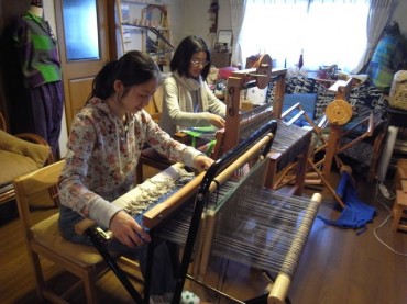 初めてでも「悠遊」の織物の先生、寺崎慈子ママが丁寧に教えてくださいます。