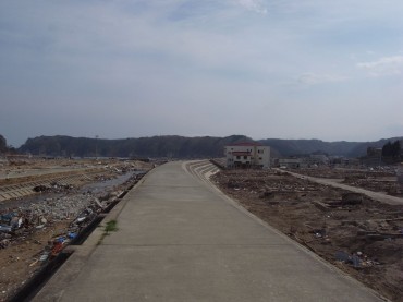 ここが田老。万里の長城といわれた巨大防潮堤の上を歩いています。