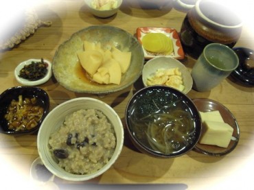 今朝は、あるもので・・・タケノコ煮や高野豆腐、干し大根とりんごの酢の物他漬物、味噌などです。