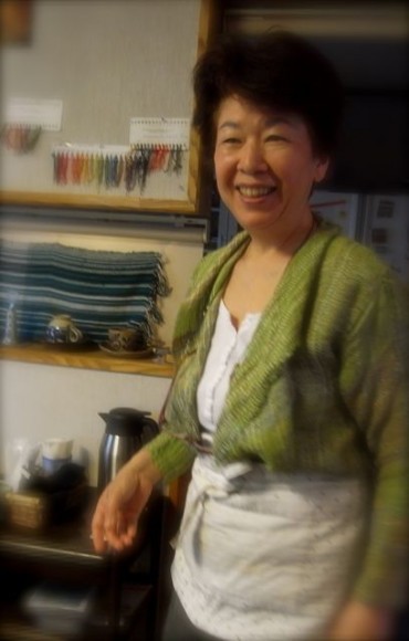 全面的に支えてくださっている寺崎慈子先生、今日もやさしい微笑みで、作業を楽しいと思えるよう、魔法をかけてくれます。爽やかな新緑色の織りのカーディガンがキラリです☆彡