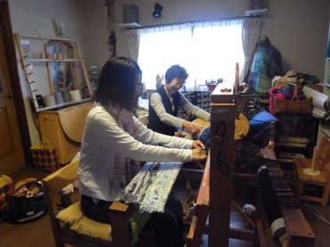 重野さんも川村さんも織りのスガタのなんと美しいこと！もう、何度も脚を運んでくださっていま〜す。