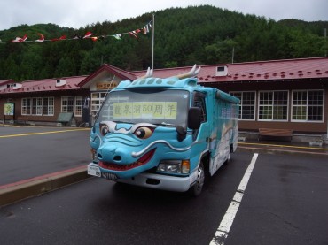 途中の三田貝分校　道の駅で　こんなバスを発見！龍泉洞のバスだあ〜
