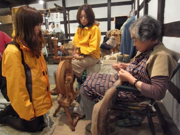 紡ぎの匠・工藤厚子おばさん。糸の美しさと手技にじっと見惚れてしまいます。
