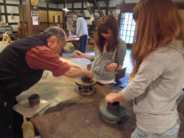 てどの蔵で陶芸の匠、分田さんに手習い中。