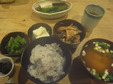 ツルムラサキに、高野豆腐。麸と昆布の煮物。ごはんはハーブ粥。
