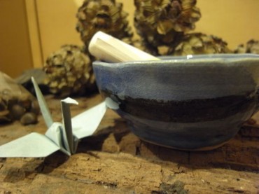 餞別にいただいた青い陶器椀と空色の鶴。大切にします。美しい青です。