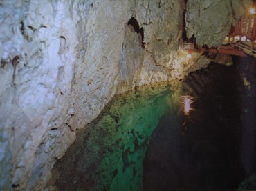 岩泉　龍泉洞・地底湖の絵はがきでした。「龍泉洞の水」がいま注目されています。