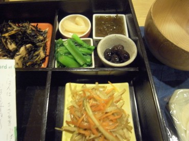 今夜は夜のレッスンでお弁当です。<br />
笹がき牛蒡と生姜ご飯をお詰めして食べてくださいませ。