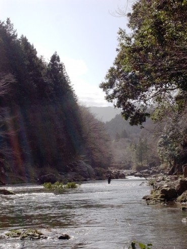 川まで下りて行きました。秋川渓谷です。マス釣りかな？