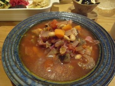 ごちそうはありません。普通です。<br />
トマト料理が好きで、スープが好きなので、<br />
ミネストローネ風の野菜スープを拵えました。