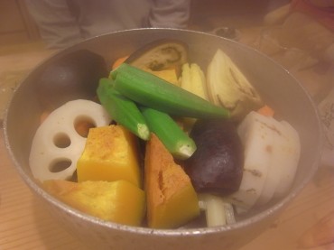 土鍋で蒸根野菜たちでした。あんまりおいしくなかったな～。でも、今日はこれが私たちの体への恵みですよ。いただきます。