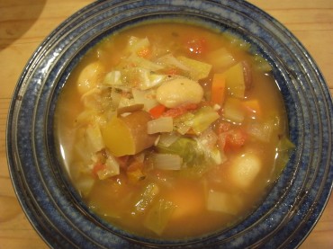 肌寒いくらいの秋分の日となりました。あったかスープ。米が無くなった我が家は、豆や芋で繋ぎます。<br />
白福豆さんと南瓜、トマトのスープです。<br />
ほくほくで、ありがたいです＾＾。