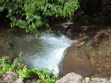 ソラヨガの日、朝は雨、その後ものすごい勢いで晴れました。<br />
ここは群馬、法師温泉の脇にある小川です。混浴してきました＾＾