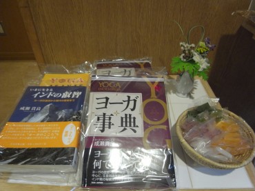 成瀬貴良先生の著書です。昨年9月に出版された『ヨーガ事典』も好評です。左が『インドの叡智』