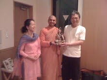 3さよならサットサンガ スヴァーミージーとあき子さんから、出版記念のお祝をいただく、成瀬貴良先生です。「いやあ~うれしっ(涙)」