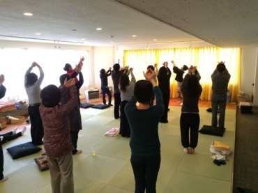 優美な顕露合掌