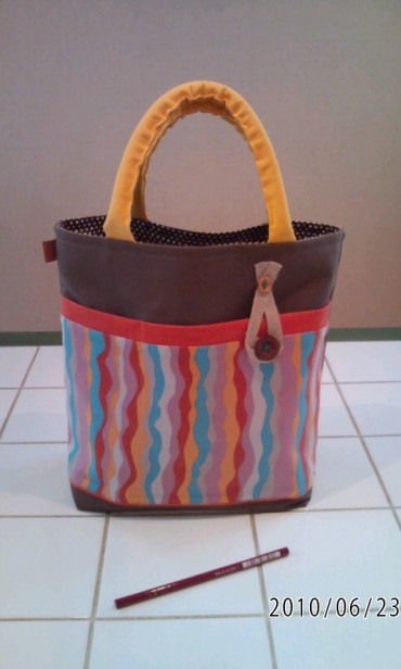 細やかなお仕事です。ワンポイントのボタンもかわいい。4800円