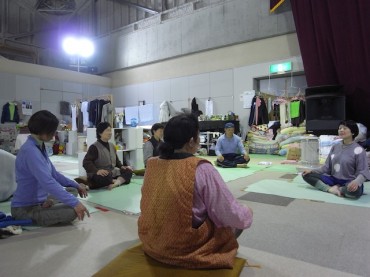 13_original アズビイ避難所の皆さんとヨーガ