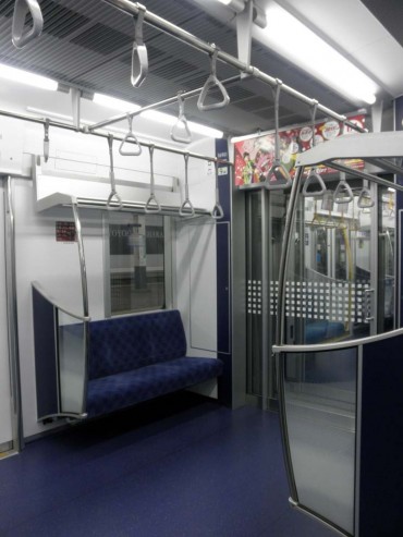 きれいな列車間の扉と椅子のところ。