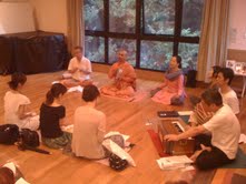 さよならサットサンガ スヴァーミージーのやさしい声が響きました。