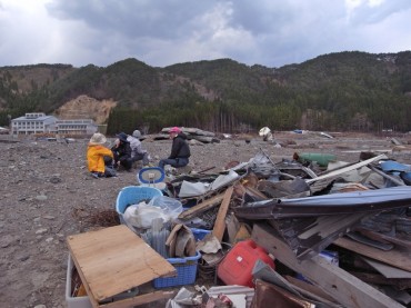 小本川の瓦礫、ゴミを集めます！ゴミ袋を渡されたけど、拾うのはガードレールとか、鉄の柱、網やらブイやコード。ガテンな女子が運びますよ〜。