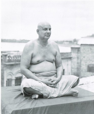 ガンガーの辺りで冥想するSivananda