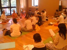 2さよならサットサンガ たくさんの方が集まりました。スヴァーミージーのメッセージ<br />
「DO サットサンガ!」