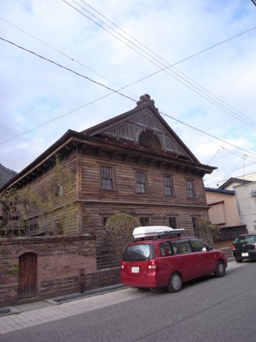 岩泉ウレイラ商店街でひときわ目立つのがこの素敵な建物・小泉家。明治4年まだ人々が牛乳なんて飲み物を知らぬ頃、横浜からショートホーン乳牛種を買い受け岩泉の地で牛乳の生産をはじめた先駆者。まだ誰もバターやチーズを知らぬころ、ここらの町の人々は食べていたと言いますから進んでいたんですね。乳牛の本場アメリカのウエスタン様式を大工に学ばせ建てたそうです。粋ですねえ。