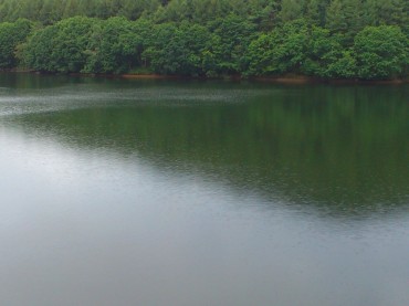 いつもなら凍るような青の岩洞湖が緑色。東北にも台風の影響が？（Photo by Yaegashi）