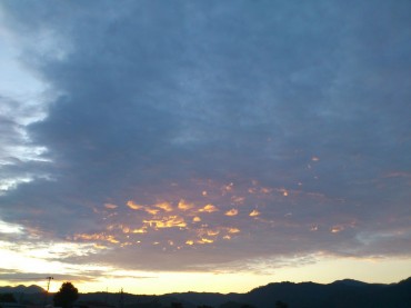 ソラの中、赤いとこ、青いとこ、同じ夕暮れのソラ