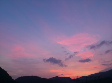 夕暮れ時、空の出来事も終わりだなと思って家へ帰りかける時に、「これから美しいものをみせよう！」と言わんばかりにソラさんは更にパワーアップするのですから参りました。  蛍光色のピンク色の夕暮れなんてねえ♪ 興奮して見ていたら、空を見て興奮しているのは私だけで、人はいるけれど空を見て、その美しさに興奮している人はいませんでした。 かのうや(^-^)智子