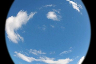 空だけど地球（Photo by Satoko Yaegashi） 今日の写真は。ふふ。トイカメラアプリで撮影しました。