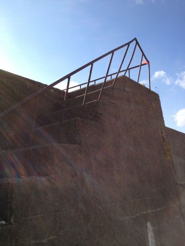 この階段を登ると港が見えます。毎月登ったこの階段です。