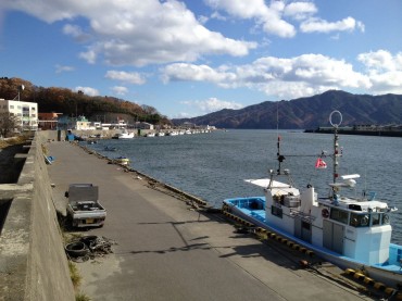 11月の港。新しい船が見えます！網を持つ人がいます！