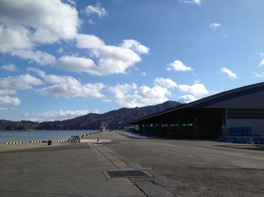 漁港です。瓦礫と泥とヘドロでいっぱい、いっぱい、いっぱいでした。