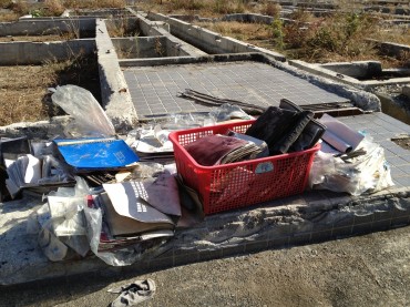 まだ引き取り手のない荷物がこうしておいてあります。