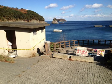 高台を抜けると、海への道があります。ご先祖さまが海をみています。