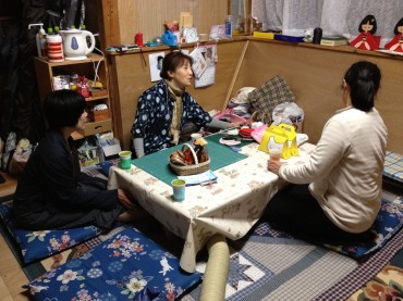 1ヶ月があっという間ね〜と挨拶。今月伺うと、いつものちゃぶ台に布がかかっていました。手前に見えるチューブで温風ヒーターの風を取り込み、流しこんでいるのです。・・・！ですたまげた智恵でっす！