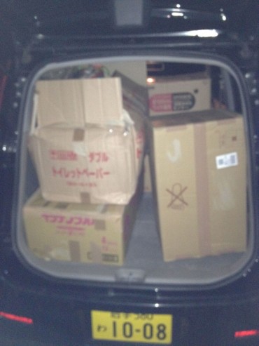 車にどんどん積み込みです。本の10分程度でたっくさんの段ボールを運び出す。自分達のことでありますが、この女性二人は、たまげた女性らです。